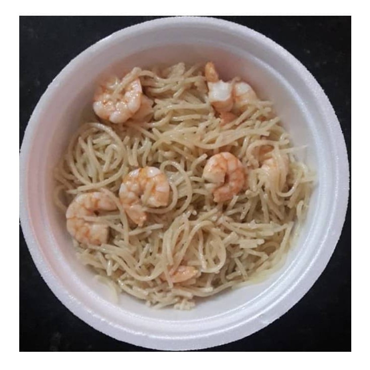 Porção com 600g de espaguete alho e óleo com camarão.