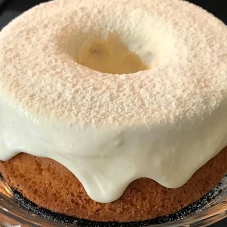 Bolo de cenoura com calda de chatininho, artesanal.