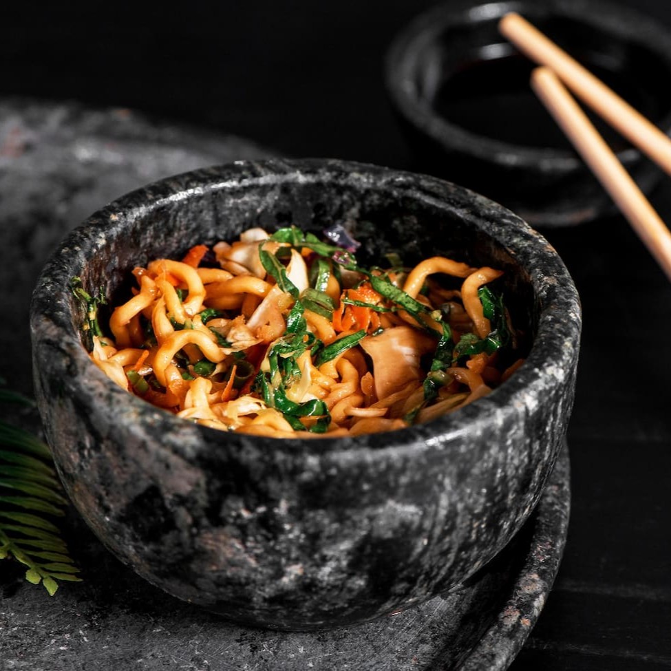 Macarrão oriental refogado com cenoura, acelga, couve, repolho roxo e repolho verde, finalizado com shoyu, óleo de gergelim e cebolinha