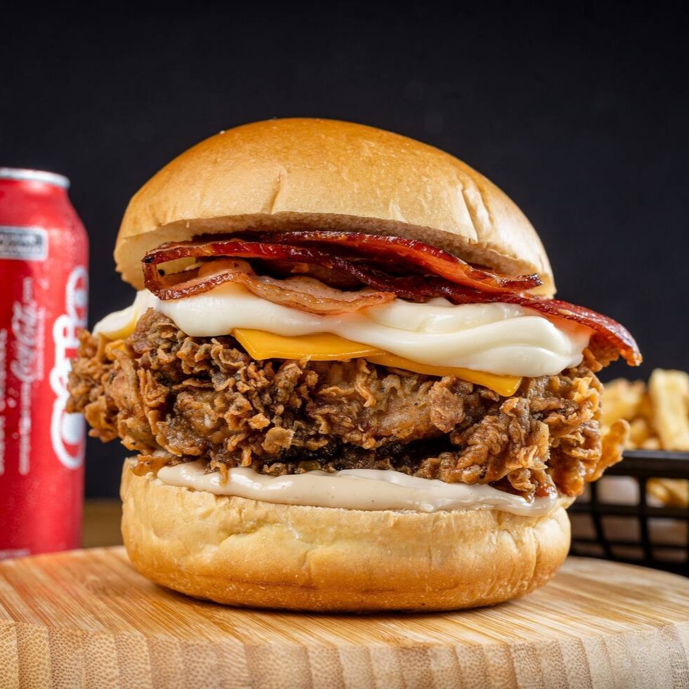Filé de sobrecoxa crispy (ou 2 filezinhos de peito) com queijo cheddar, bacon crocante, molho grill e muito Catupiry Original, tudo abraçado no pão de brioche macio. Acompanha batata P crocante e 1 bebida gelada. Uma explosão cremosa e saborosa que vai conquistar seu paladar na primeira mordida!
