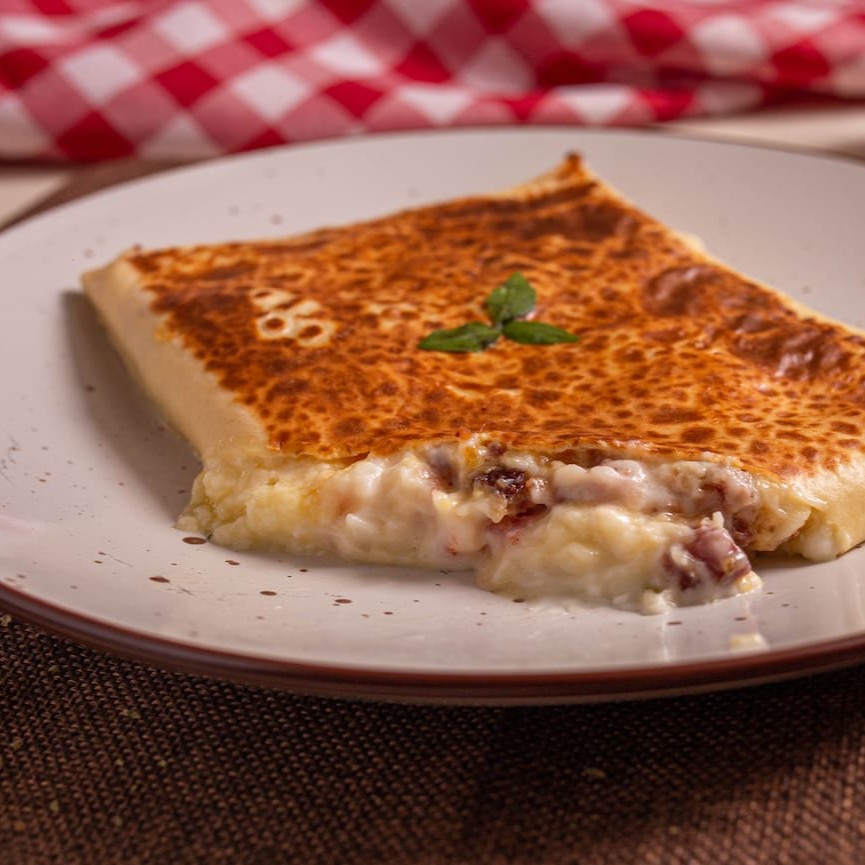 Muçarela, Catupiry, bacon, ovo, tomate cebola