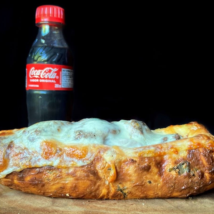 Pão de alho com uma generosa camada de pasta de alho com queijo e um espeto de kafta.