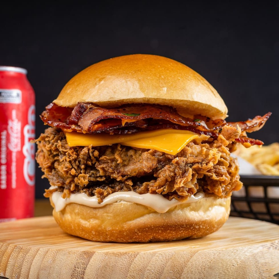 Filé de sobrecoxa crispy (ou 2 filezinhos de peito), queijo cheddar, molho grill e bacon crocante em tiras, tudo no pão de brioche macio. Acompanha batata P crocante e 1 bebida gelada.