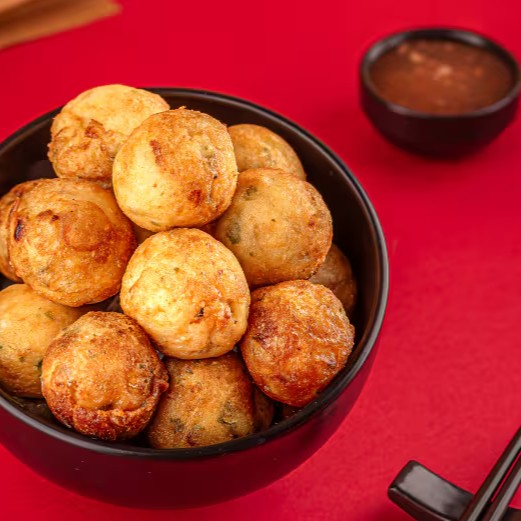 Mini bolinho frito recheado com polvo.