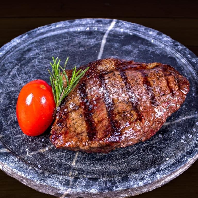 Também conhecido como miolo da alcatra é um corte famoso pela sua maciez, suculência e pouca gordura.