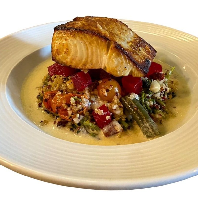 Peixe do Dia com molho beurre blanc de limão siciliano, mix de quinoa e legumes na brasa