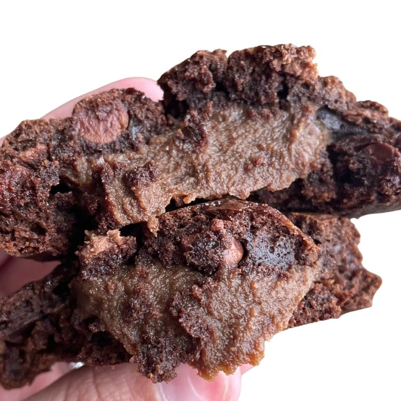 Uma explosão de sabores em cada mordida! Nosso cookie crocante por fora e macio por dentro vem com um irresistível recheio de brigadeiro de café, massa com chocolate meio amargo e gotas de chocolate ao leite.    Peça o seu e se permita viver essa experiência única!  Ai vai uma dica: aqueça seu Cookie no microondas por 10s ou no forno pré aquecido à 180c por 5 min, para uma experiência incrível!!