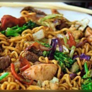 Saboroso yakisoba misto com camarão (carne,frango,calabresa,camarão)    O sabor do nosso yakisoba é incomparável, Trazemos a tradicional receita 100% Oriental para sua mesa.   Acompanhamento: Macarrão Nissin Oriental,  Repolho Verde e roxo, cebola, Cenoura, óleo  de Gergelim torrado, mollho de ostra, Brócolis e o nosso extraordinário molho especial da casa.   Tamanho único  Aproximadamente 700g dentro da embalagem de isopor para manter a temperatura durante a entrega!