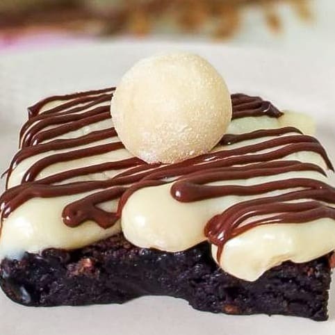 Deliciosamente preparado com hocolate Nobre Meio Amargo, Chocolate 50% Cacau, com umidade na medida certa, uma generosa cobertura de Brigadeiro Trufado de Ninho Original e finalizado com fios de Nutella Original. Tamanho: 7x7cm. Aproximadamente 115g . . . ###Tags### promocao promoção desconto entrega gratis entrega rapida oferta combo cupon cupom Nutella nutela Ninho brownie braune chocolate doce morango laka Oreo felicidade bolo no pote bolo vulcao coxinha morango ferrero rocher caseirinho pistache pavê torta brigadeiro gourmet sobremesa