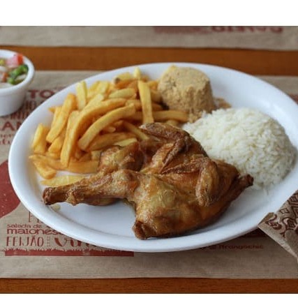 Delicie-se com um saboroso Frango Assado, perfeitamente temperado e assado ao ponto para garantir a suculência e o sabor. Este prato é servido com um acompanhamento de arroz bem soltinho e grãos de feijão macios e bem temperados, preparados cuidadosamente para complementar a refeição. A porção é generosa, contempla 1/4 do frango, tornando este 'Prato Executivo' a escolha perfeita para um almoço satisfatório e saboroso, que certamente irá agradar seu paladar.