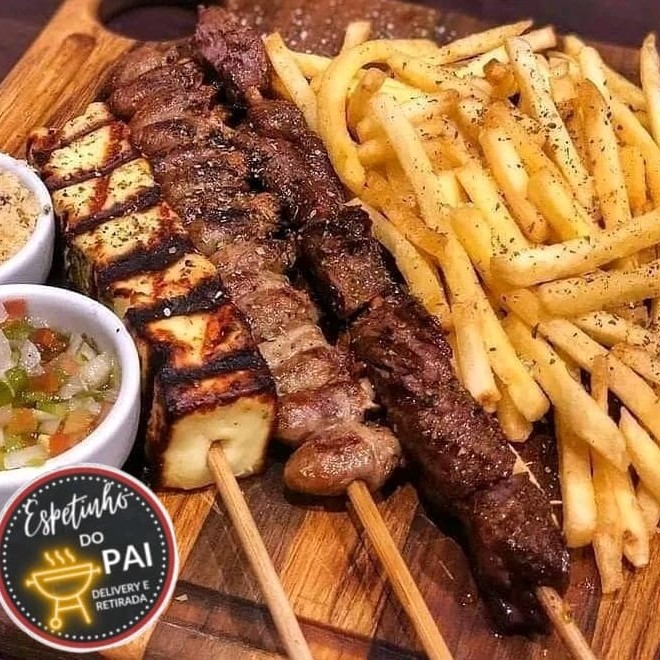 2 espetinhos variados da sua escolha  Obs: não podendo ser repetido os espetinhos 1 porção de batata frita grátis  1 pote de molho vinagrete de 200 Ml 1 pote de farofa de 200 Ml 1 refrigerante em lata ( coca cola ou Guara