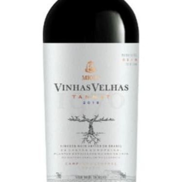 País: Brasil Região: Campanha Central / Rs Tipo: Tinto Uva: Tannat Classificação: Seco Volume: 750ml Teor Alcoólico: 15% Amadurecimento: 12 meses em carvalho e 12 meses em garrafa Temperatura Serviço: 16º a 18ºc Potencial de Guarda: 10 anos Visual: Límpido e brilhante, de intensa coloração vermelho profundo, com forte reflexos violáceos e densas lágrimas. Olfativo: Aromas densos que vão do chocolate ao tostado, perfeitamente integrado com aromas de frutas vermelhas maduras que lembram geleias. Gustativo: Corpo intenso e potente, de taninos maduros e envolventes e larguíssima persistência gustativa. Este vinho único é elaborado com a uva Tannat proveniente do vinhedo plantado em 1976, o mais antigo do Brasil conduzido em espaldeira, localizado no município de Santana do Livramento/Rs. Aliada a complexidade aportada pela anciã idade do vinhedo, a casta Tannat encontra no Terroir da Campanha a aptidão natural para se expressar em vinhos pujantes e robustos, aptos para longos períodos.