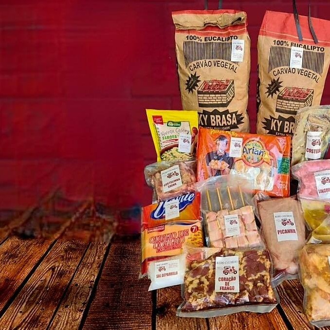 1 peça Picanha. Costela semipronta (700g)  Cupim semipronto (700g) Costelinha suína (700g) semipronta Drumet 1kg no tempero especial Kero Churras.  Coração de frango no shoyu (7 espetos) Linguiça (1kg) Queijo coalho (4 Espetos) Queijo calho com bacon (4 Espetos) 1 Pct de Pão de Alho 1pct de Farofa (300g) Sal de Parrilla (100g) Carvão (6kg)