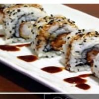 Enrolado  com arroz invertido, gergelim, cebolinha, creme cheese e pele salmão grelhado.