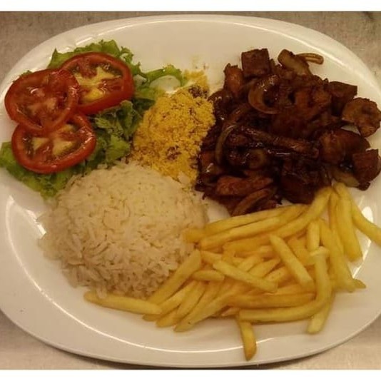 Acompanhado com arroz, salada, farofa e batata frita.