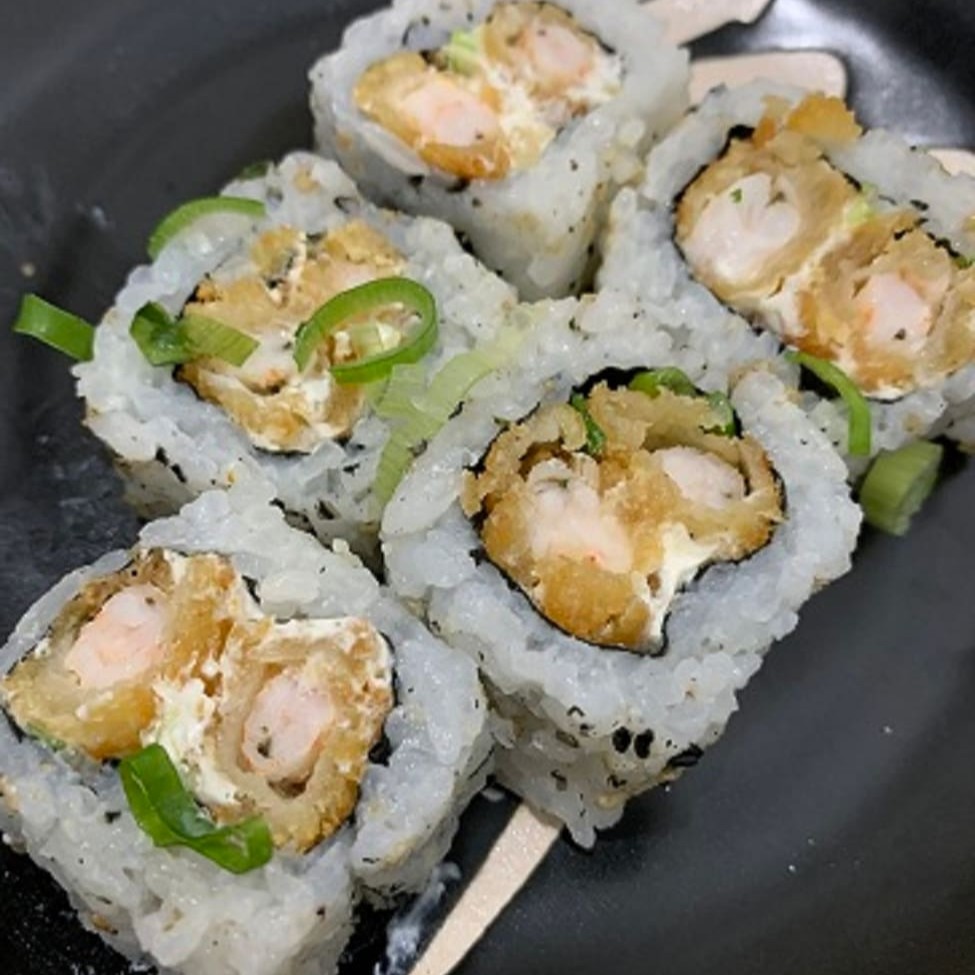 Arroz, alga, camarão empanado, creem cheese e cebolinha