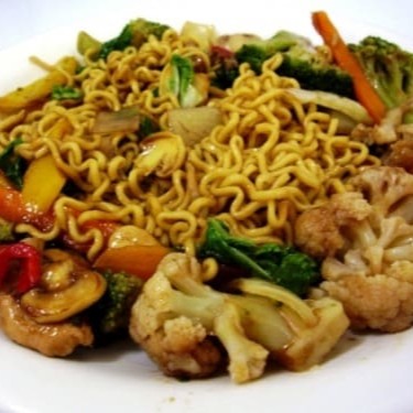 Macarrão oriental, mix de legumes e verduras, molho oriental - 500g.