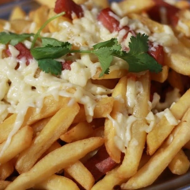 Batata frita, bacon e linguiça calabresa