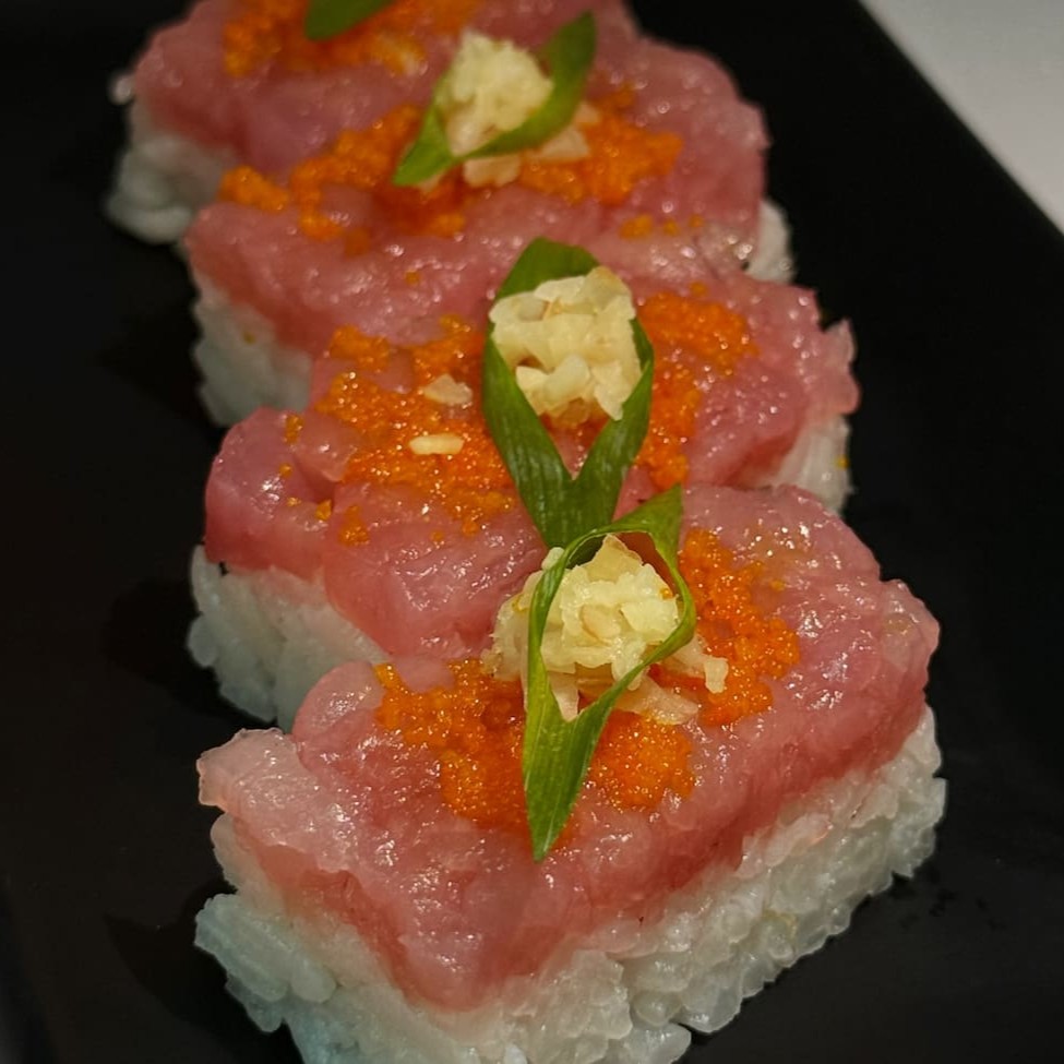 Arroz japonês, com tarta de atum finalizado com ovas de masago e cebolinha - 4unidades