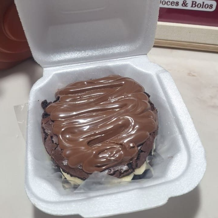 Um dos preferidos da casa em novo formato! São 2 camadas de brownie com recheio de doce de leite, Ninho ou chocolate (à sua escolha!) e finalizado com Nutella. Sobremesa ideal para qualquer momento!