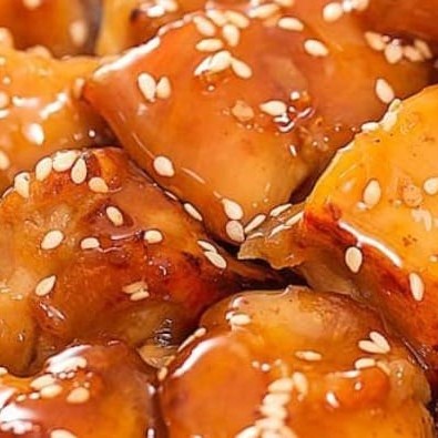 Saborosos pedaços de frango empanados ao molho orange. aprox. 300g