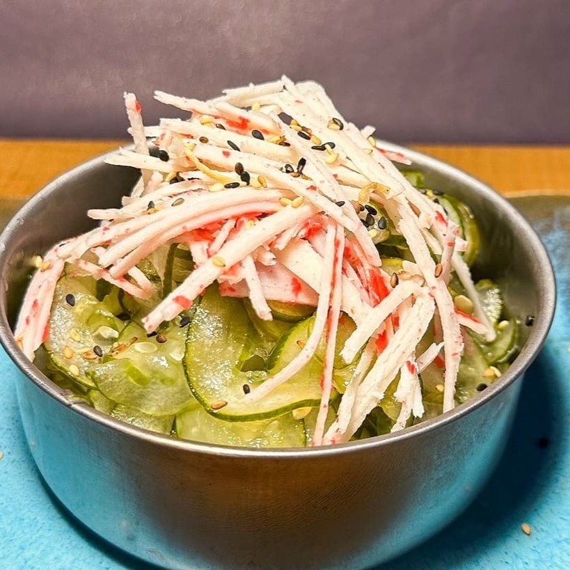 Salada de pepino com tempero oriental e vinagre.