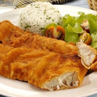 Arroz, feijao e salada verde.