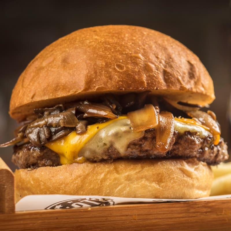 210g do saboroso hambúrguer stadium, maionese stadium, coberto de mix de cogumelos selvagens, queijo americano e cebola grelhada. Acompanha batata frita.