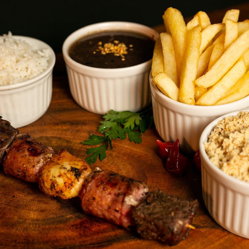 Nosso prato executivo serve 1 pessoa. Acompanha arroz branco, delicioso feijão, farofa de alho e cebola, nossa crocante batata frita palito e 1 espeto. Enviamos cada item em  embalagens separada.