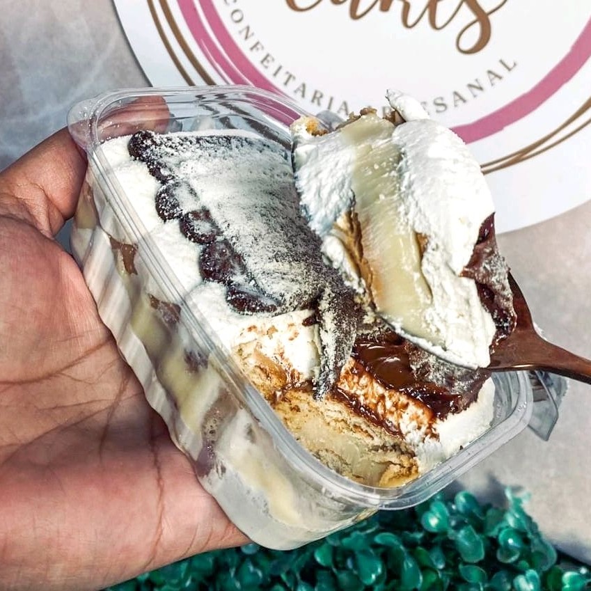 Descubra o nosso Pavê de Ninho com Nutella novidade da semana! Delicia irresistível, biscoito de maisena mergulhado em um delicioso mousse de Ninho , com creme de chocolate branco, rico e sedoso. Para tornar a experiência ainda mais indulgente, adicionamos uma generosa porção do irresistível creme de avelã Nutella e leite Ninho em pó. Temos a certeza de que esta é a sobremesa no pote que você estava esperando!   ----------------tags------------------- Entrega rápida , desconto , promoção , cupom , oferta , frete grátis , Doces , bolos , brigadeiro , bolo de pote , chocolate , morango , Nutella , copo da felicidade , brownie , confeitaria , doceria , caseiro , vulcão , banoffe , pudim , doce de leite  , Oreo , ferrero Rocher , bolo , Ninho , gourmet , Ouro Branco , empadao , quiche , caseirinho , frango cremoso , delícia de abacaxi , frango com Catupiry, torta Cookie, cookie, banoffee , camarão , chocolatudo, bolo caseiro, Prestígio, olho de sogra , pavê Ninho com Nutella , quiche