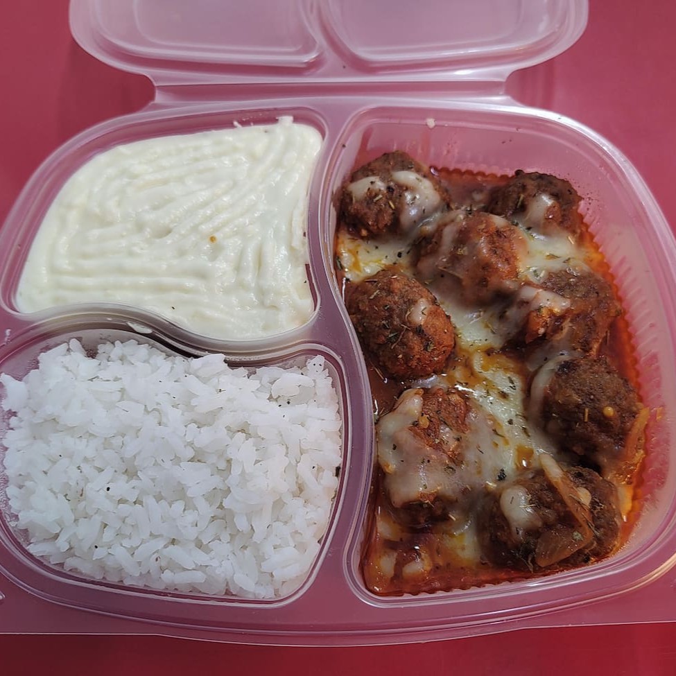 Escolha sua proteína, 2 acompanhamentos e peça quantas marmitas quiser. Congele e aqueça no micro-ondas, garantindo refeições rápidas e completas sempre à mão!