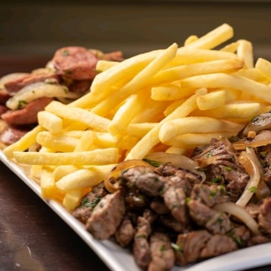 Petisco com carne acebolada, batata frita e calabresa