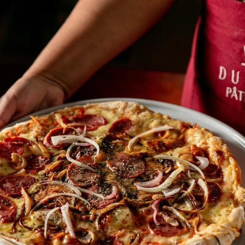 Massa longa duração, Molho de tomate artesanal, muçarela, linguiça calabresa fatiadas e cebola. Tamanho: 40 cm Serve até 8 fatias