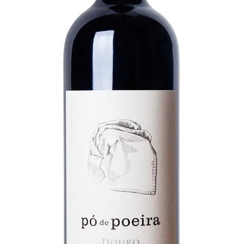 Região: Douro (Portugal) Produtor: Quinta do Poeira   O Pó de Poeira Tinto é um dos mais famosos rótulos da Quinta do Poeira e conta com uma produção anual que dificilmente ultrapassa as 15 mil garrafas. 2018 - 94 pontos Revista Adega (Destaque Douro) 2018 - 91 pontos Wine Spectator 2017 - 92 pontos Wine Spectator 2017 - 93 pontos Revista Adega 2017 - 91 pontos Robert Parker 2016 - 90 pontos Robert Parker 2015 - 90 pontos Robert Parker 2015 - 92 pontos Revista Adega 2014 - 90 Pontos Robert Parker  Prova: Este vinho de cor granada intensa possui um aroma de frutas pretas maduras. Na boca, é um vinho estruturado e elegante, com boa acidez. Enólogo: Jorge Moreira Teor Alcoólico: 14,00% Casta: Touriga Franca, Touriga Nacional, Sousão e um field blend de Vinhas Velhas Volume: 750 ml