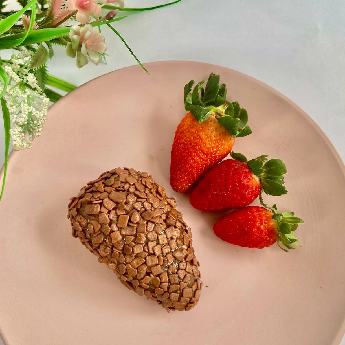 Deliciosamente preparado com Brigadeiro Tradicional, um Morango fresco, cuidadosamente selecionado e finalizado com Confeitos nobres. . . . ###Tags### promocao promoção desconto entrega gratis entrega rapida oferta combo cupon cupom Nutella nutela Ninho brownie braune chocolate doce morango laka Oreo felicidade bolo no pote bolo vulcao coxinha morango ferrero rocher caseirinho pistache pavê torta brigadeiro gourmet sobremesa