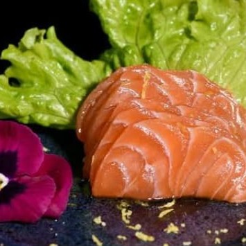 Sashimi de salmão trufado com azeite trufado e raspa de limão ciciliano e flor de sal