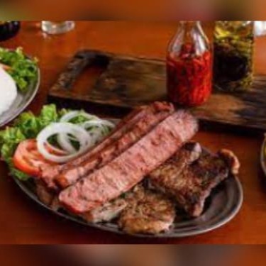 Linguiça ,arroz,farofa de ovo e molho a campanha