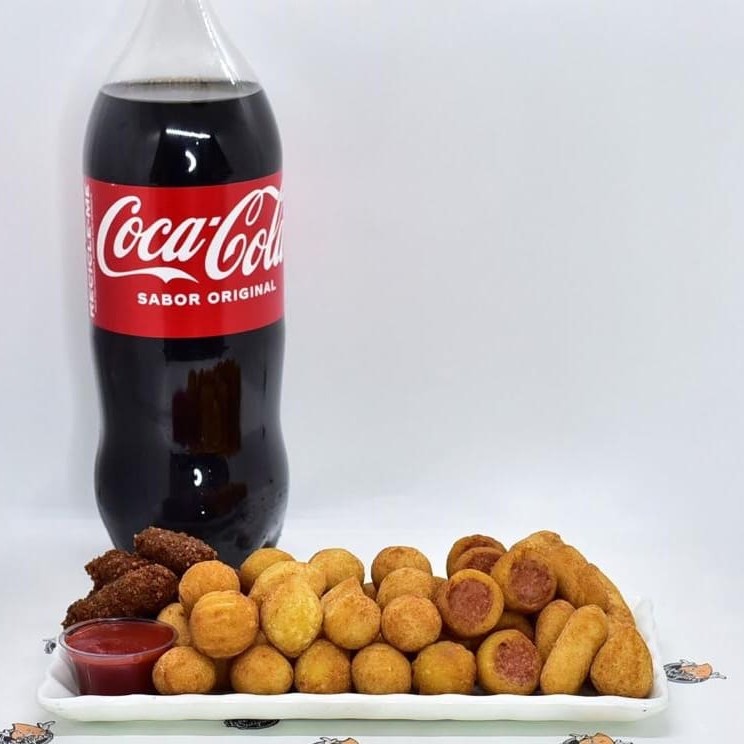 Serve até 10 pessoas  100 salgadinhos mistos+Coca cola de 2 litros bem gelada