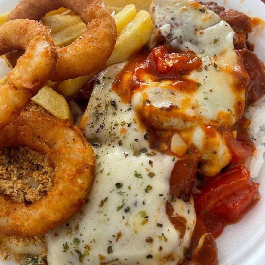 Acompanha Arroz, feijão, farofa + 2 complementos