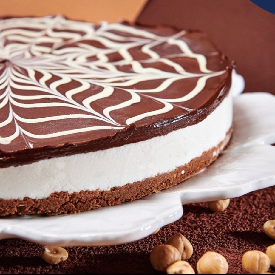 Apresentamos nossa esplêndida 'Torta de Cremino Diet - 12 Fatias', uma delícia fora do comum que se enquadra na categoria de 'Tortas de Gelato Italiano!'. Ela é cuidadosamente preparada com nosso autêntico sorvete italiano de Fior di Latte, adicionado à um cremoso e tentador creme de avelã, e a um irresistível chocolate diet. Tudo isso repousa sobre uma base de biscoito amanteigado ultra crocante. Uma opção diet, mas cheia de sabor e requinte, perfeita para quem ama se deliciar sem culpas!