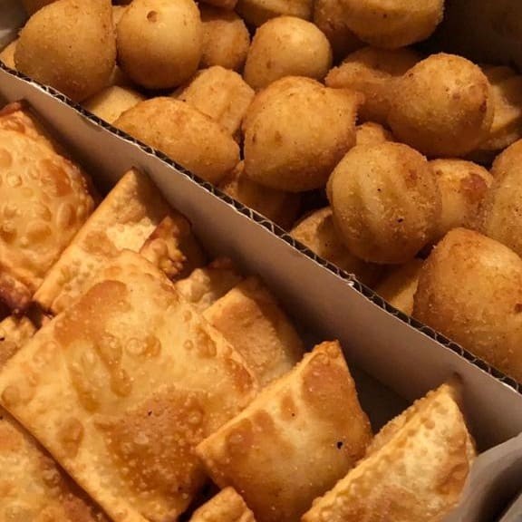 Delicie-se com nosso 'Especial Arraia Bendito Salgado', uma verdadeira festa gastronômica! São 40 salgadinhos fritos, cuidadosamente preparados com ingredientes de alta qualidade, crocantes por fora e suculentos por dentro. Acompanha também 10 mini pastéis, absolutamente irresistíveis, com recheios surpreendentes que derretem na boca. E para fechar com chave de ouro, oferecemos um brinde especial. Aproveite essa experiência culinária única, perfeita para compartilhar com amigos e família!