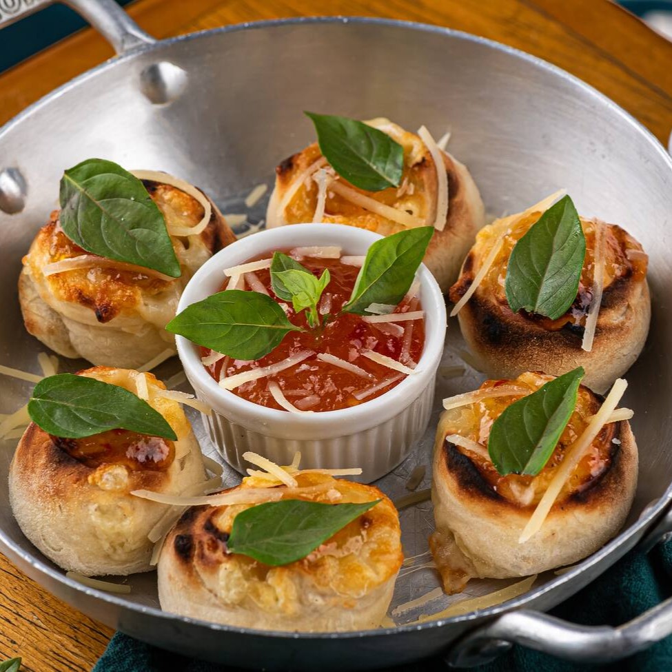 Enroladinhos de massa de fermentação natural por 48 horas recheados.(6 Unidades)