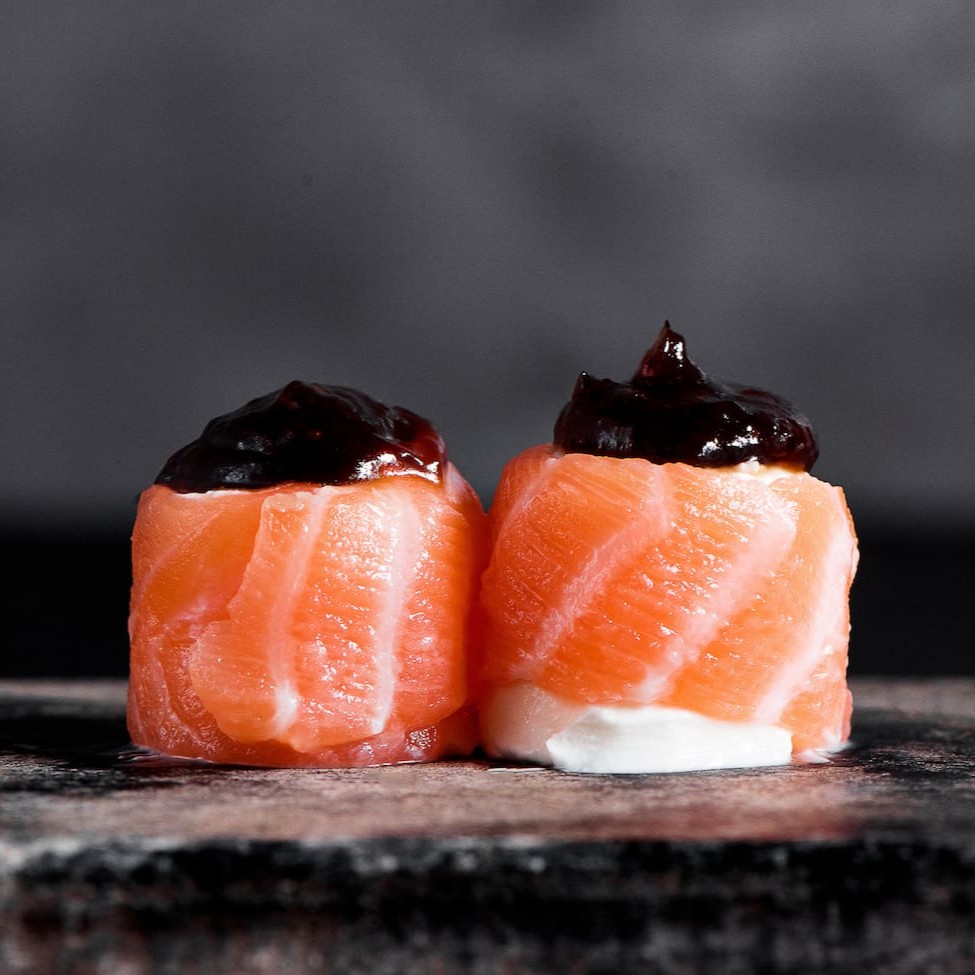 Lâmina de salmão recheado com cream cheese, finalizado com cebola caramelizada.