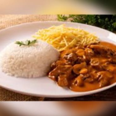 Delicie-se com nosso Estrogonoff de Carne, um dos Especiais Executivos de Estrogonoffs. Este prato, harmoniosamente elaborado, combina a suculência de uma carne cuidadosamente preparada com o cremoso molho de estrogonoff, proporcionando um sabor inigualável. Acompanha arroz branco, perfeitamente cozido, e a sua escolha entre batatas fritas crocantes ou batata palha finamente cortada. Para completar, oferecemos uma Guaravita totalmente grátis. Um prato completo, saboroso e com um toque de generosidade.