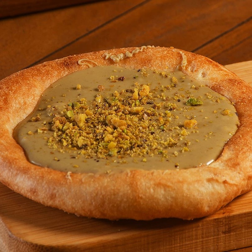 Delicioso creme de pistache com finalização de grãos de pistache crocantes