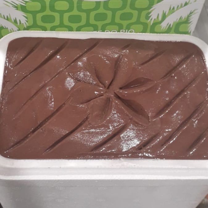 Sorvete De Chocolate Amargo Com Flocos De Chocolate   Ingredientes: água filtrada, sacarose, cacau natural, leite em pó integral, sólidos de origem láctea, cobertura de chocolate (gordura vegetal, sacarose, cacau em pó, aromatizante idêntico ao natural. Estabilizante: lecitina de soja (Ins322)), creme de leite, chocolate em pó e glucose. Espessantes: goma guar e carragena. Estabilizante: monoestearato de glicerina. Corante artificial: Marrom (corante artificial amarelo tartrazina (Ins102), corante (Ins123) e corante (Ins133)).  Alérgicos: Contém Leite. Não Contém Glúten. Alérgicos: Pode Conter Amendoim E Látex Natural.