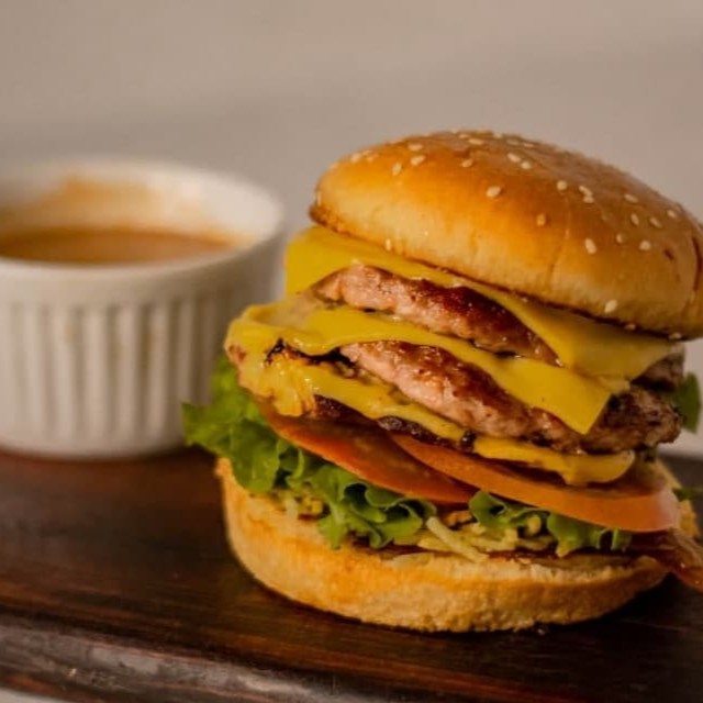 Duas Carnes de 56g cada,2 x queijo, ovo , bacon, cheddar cremoso,Batata Palha, Molho bbq, Alface e Tomate.