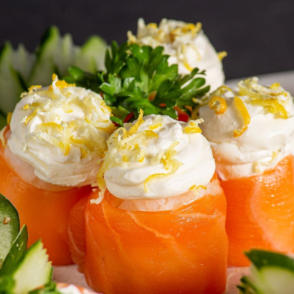 Enrolado de salmão com arroz cream cheese finalizado com raspas de limão siciliano.