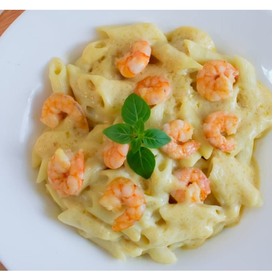 200 gramas de penne, molho branco e 60 gramas de camarão na manteiga