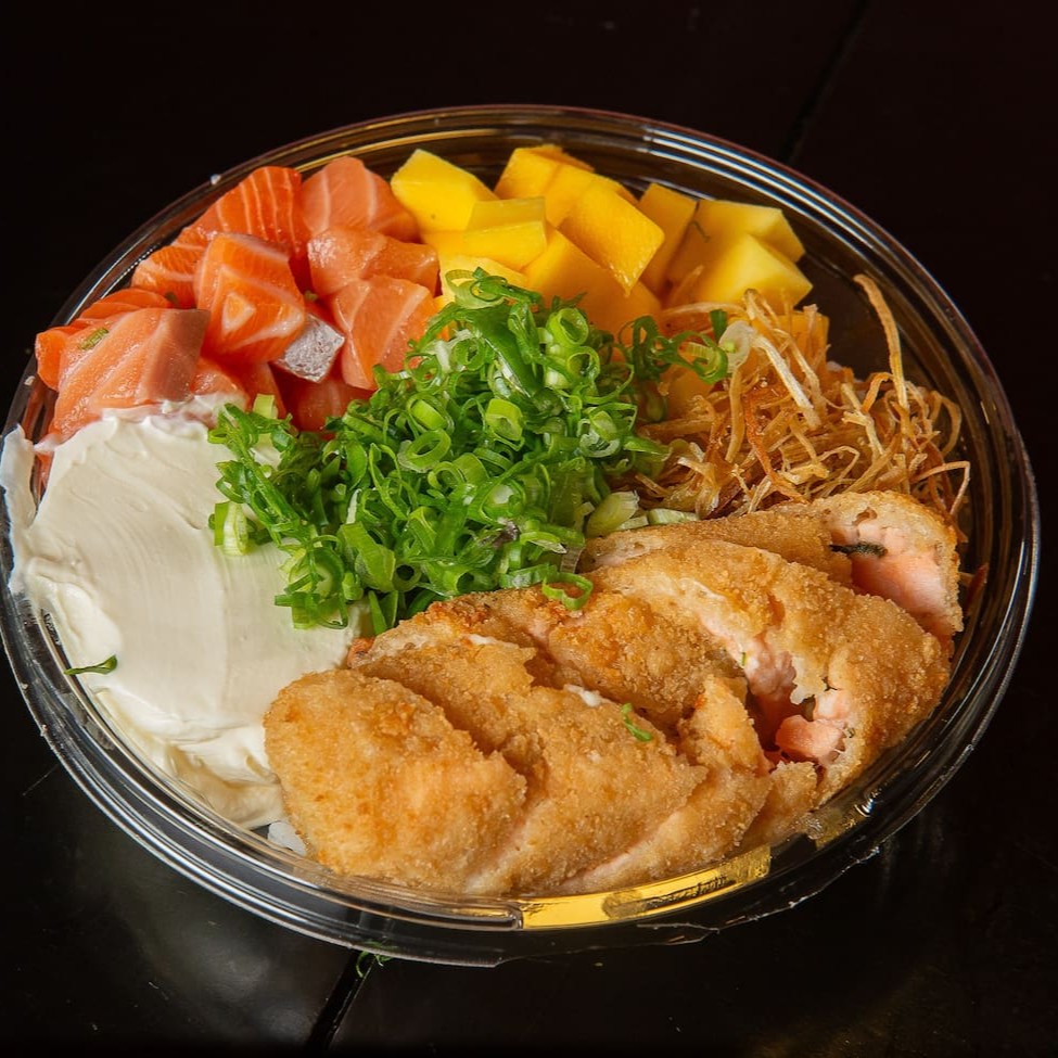 Experimente a perfeita combinação de salmão macio em cubos, arroz suculento, cebolinha e alho poró frescos, tudo isso complementado com a doçura tropical da manga. Uma verdadeira explosão de sabores em cada mordida. Não perca esta delícia!